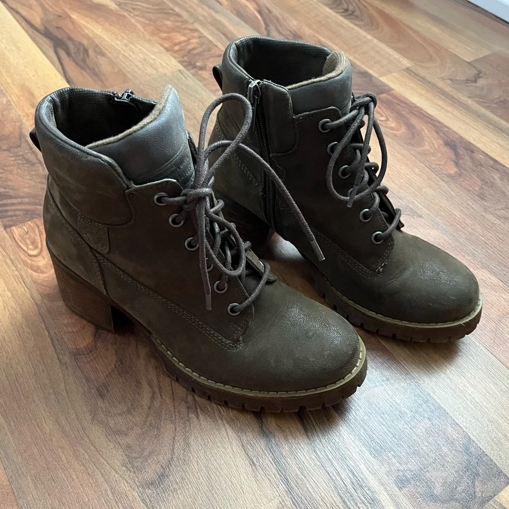 Crown Vintage Brown Lace-Up Ankle Boots - Picture 1 of 10